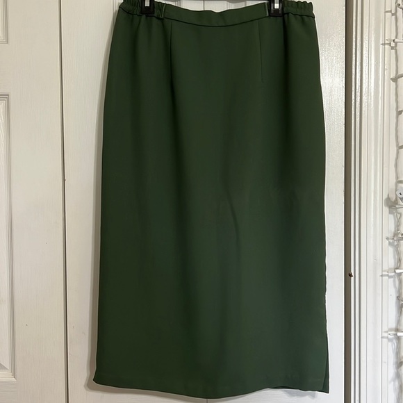 Women’s Lined Emerald Green Skirt - Picture 2 of 7